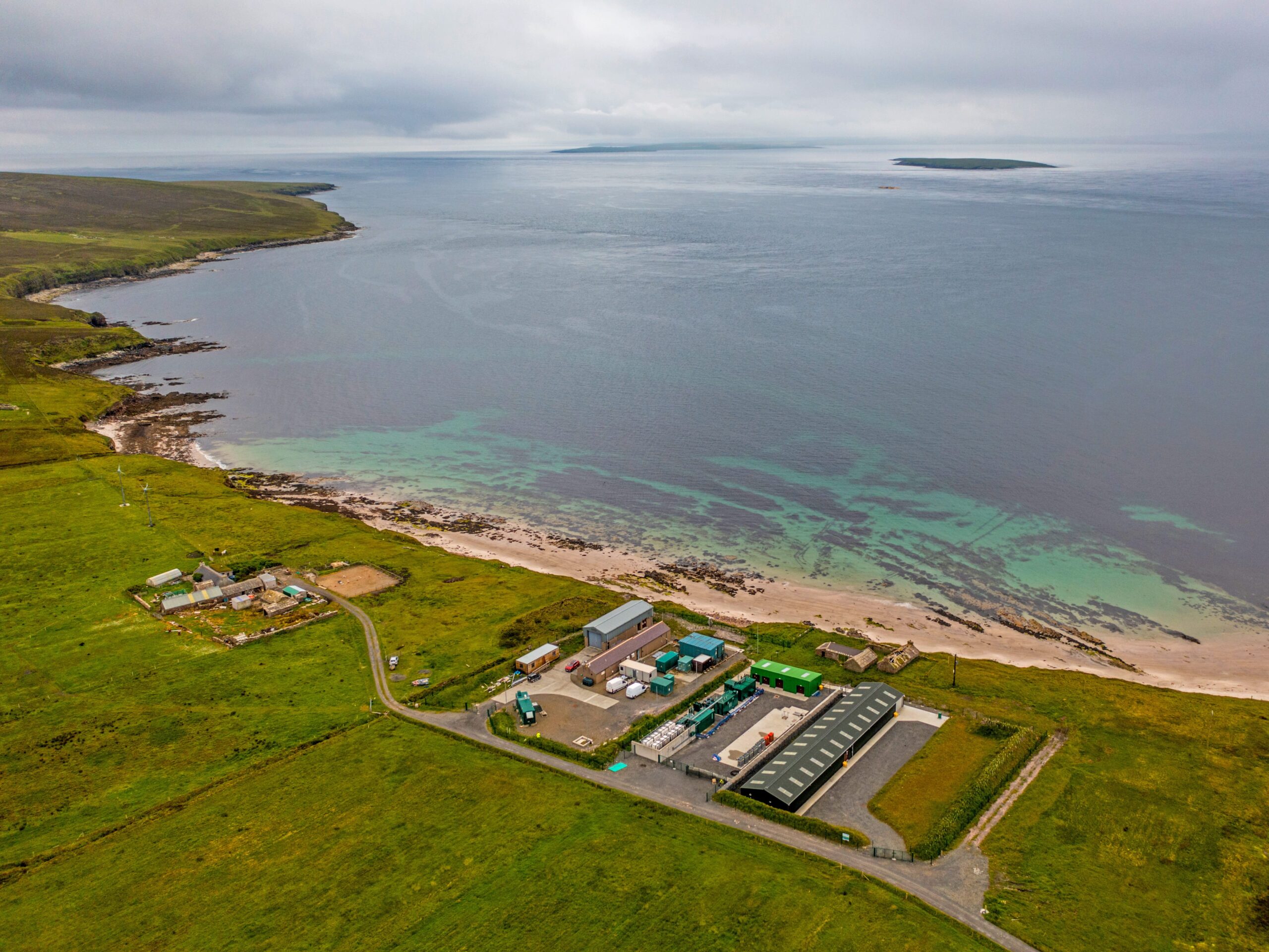 潮流発電、水素プラント、蓄電池の実証サイト（写真提供  EMEC）